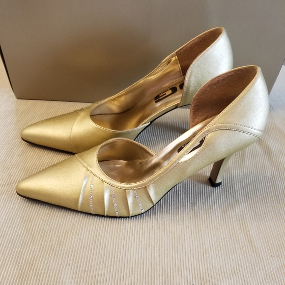 Gold shoes - NWOT - Picture 1 of 4